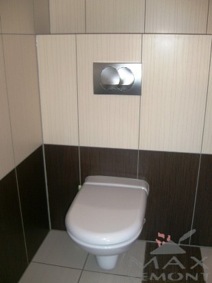 Nowoczesna toaleta podwieszana z chromowanym przyciskiem spłukującym na ścianie wyłożonej beżowo-brązowymi płytkami ceramicznymi.